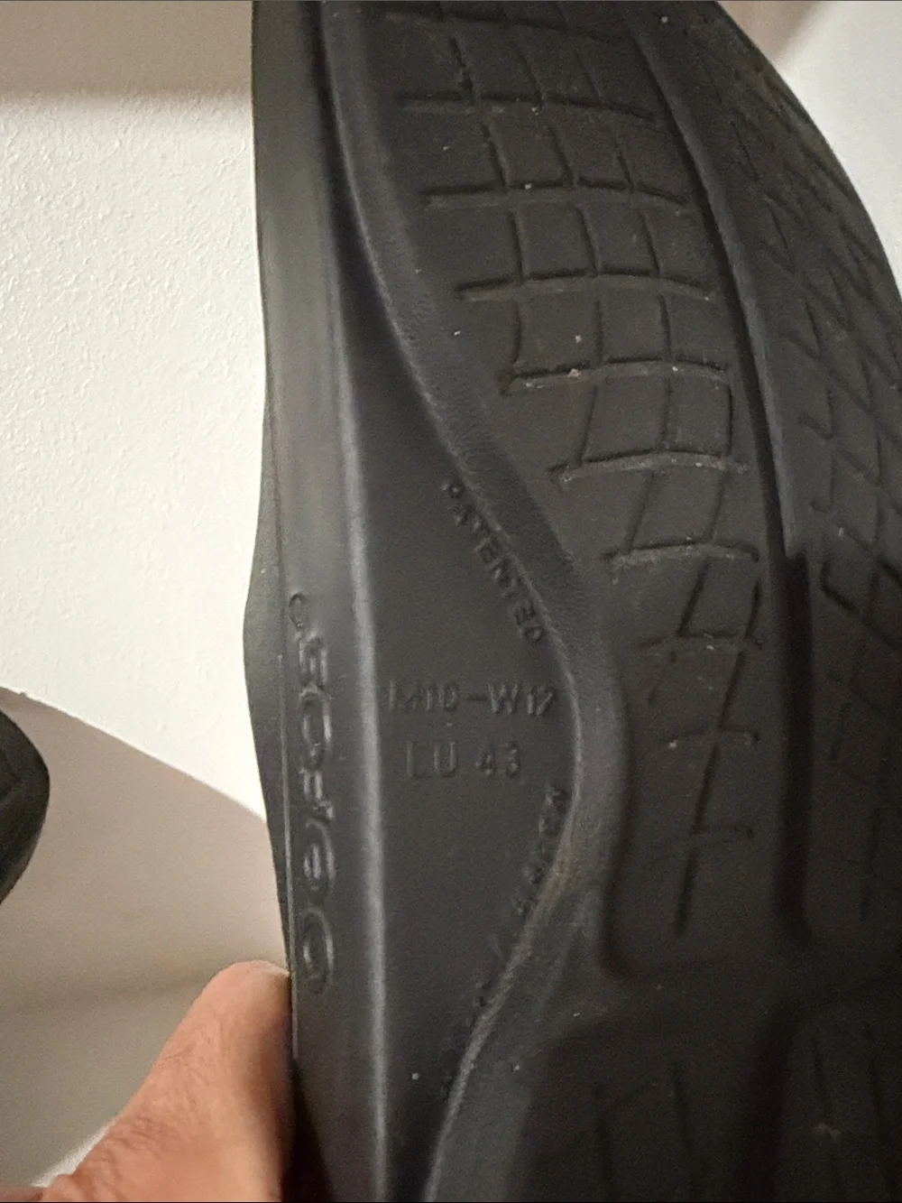 Oofos Ooahh recovery slides Black Men’s Size 10 Women’s 11